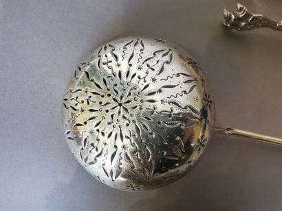 CUILLER SAUPOUDREUSE et PINCE A SUCRE en...