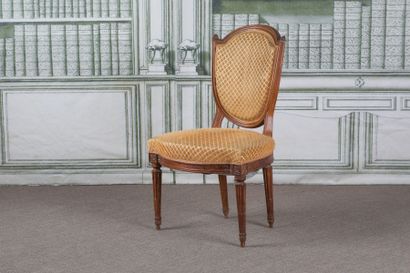 CHAISE en hêtre mouluré et sculpté, dossier...