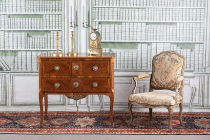 COMMODE SAUTEUSE en noyer, placage de noyer,...