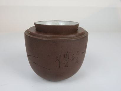 CHINE, Yixing - XXe siècle

Pot couvert et...