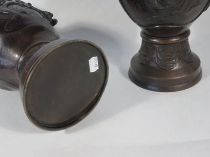 EXTREME-ORIENT

Paire de vases en bronze...