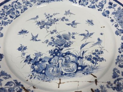 DELFT 

Grand plat rond à décor en camaïeu...