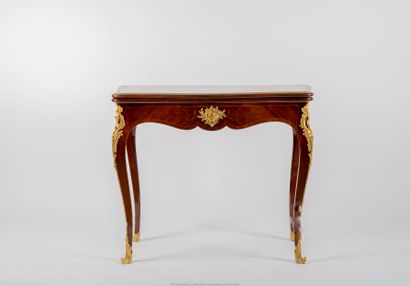 TABLE A JEUX à système en placage de satiné,...