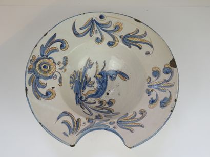 ESPAGNE, Talavera

Plat à barbe en faïence...