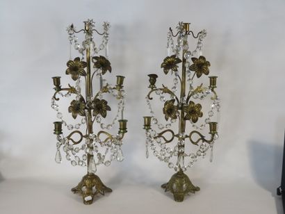 PAIRE DE CANDELABRES en laiton doré et pampilles...