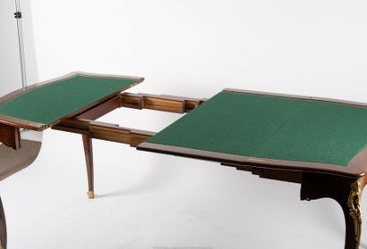 TABLE A JEUX à système en placage de satiné,...