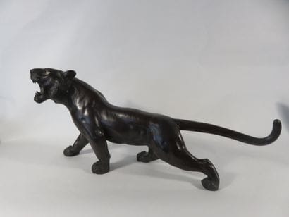 JAPON

Tigre en bronze patiné, finement ciselé....