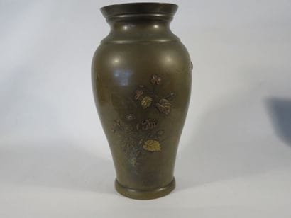 EXTREME-ORIENT

Vase en bronze à décor en...