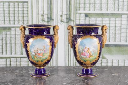 PAIRE DE VASES en porcelaine polychrome et...