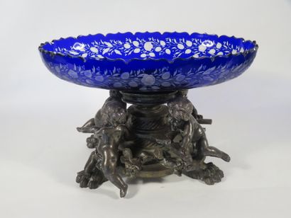GRANDE COUPE OVALE en cristal bleu gravé...
