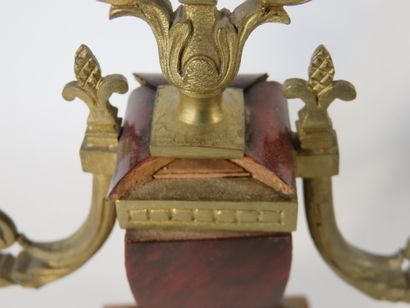 GARNITURE DE CHEMINEE comprenant une pendule...