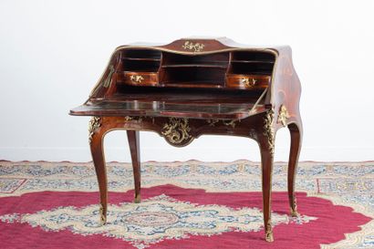 BUREAU de PENTE en marqueterie dans un médaillon...