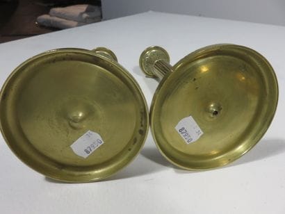 PAIRE DE BOUGEOIRS de forme cornet en bronze...