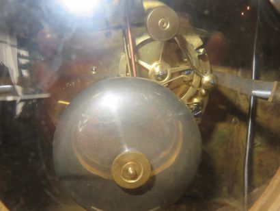 PENDULE en bronze ciselé et doré, le mouvement...
