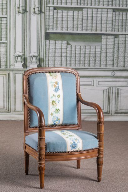 FAUTEUIL D'ENFANT en acajou massif, accotoirs...