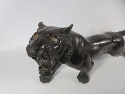 JAPON

Tigre en bronze patiné, finement ciselé....