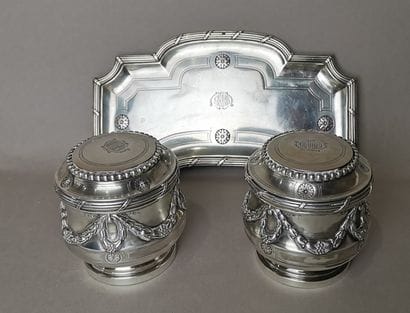 PAIRE DE BOITES DE TOILETTE SUR UN PLATEAU...