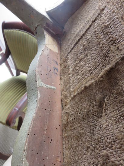 FAUTEUIL en bois laqué gris à dossier plat....