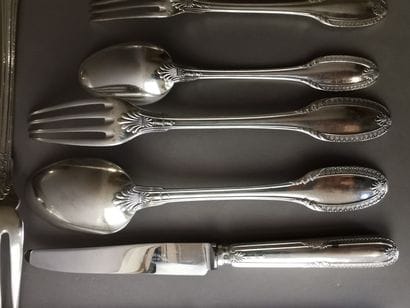 MENAGERE DE TABLE en argent de 205 pièces....