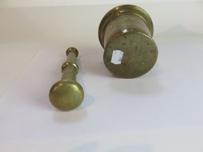 PILON ET MORTIER en bronze, le corps orné...