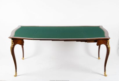 TABLE A JEUX à système en placage de satiné,...