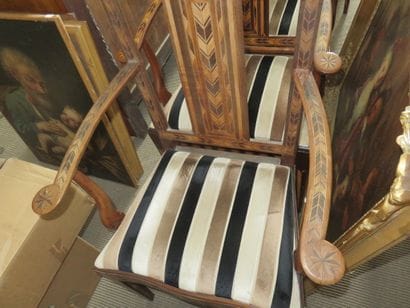 SUITE DE SIX FAUTEUILS en acajou à décor...