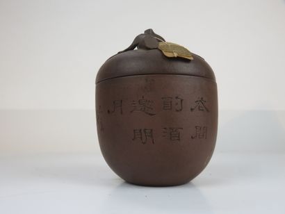 CHINE, Yixing - XXe siècle

Pot couvert et...