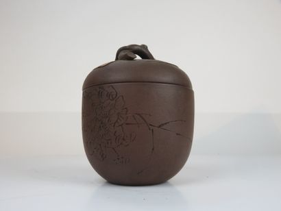 CHINE, Yixing - XXe siècle

Pot couvert et...