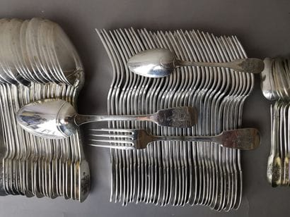 SERIE DE TRENTE CINQ COUVERTS ET UNE FOURCHETTE...