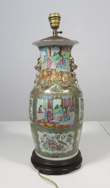 CHINE, Canton

Grand vase en porcelaine à...