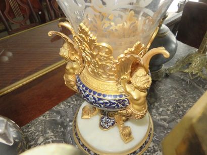 IMPORTANT VASE CORNET en cristal gravé de...