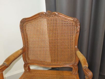 FAUTEUIL en hêtre mouluré et sculpté à assise...