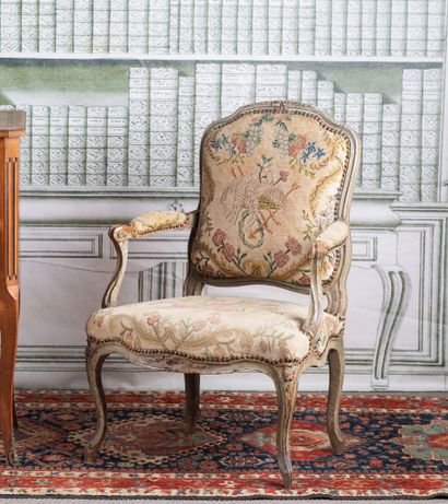 FAUTEUIL en bois laqué gris à dossier plat....