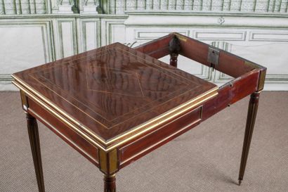 TABLE A JEUX en acajou à filets et moulures...