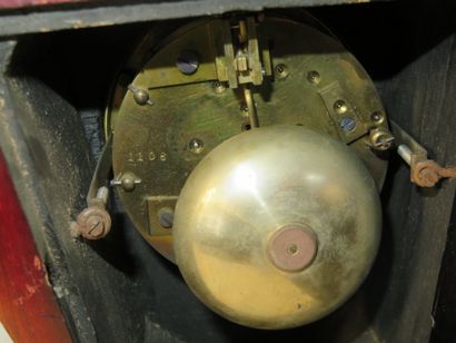 GARNITURE DE CHEMINEE comprenant une pendule...
