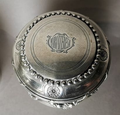 PAIRE DE BOITES DE TOILETTE SUR UN PLATEAU...