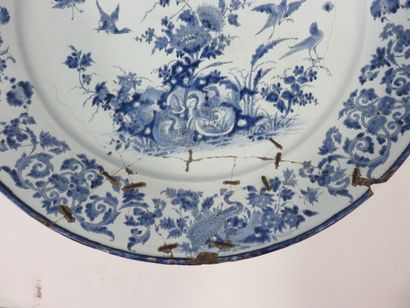 DELFT 

Grand plat rond à décor en camaïeu...