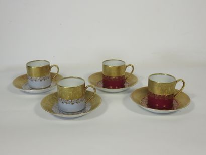 SUITE DE QUATRE TASSES ET SOUS-TASSES en...