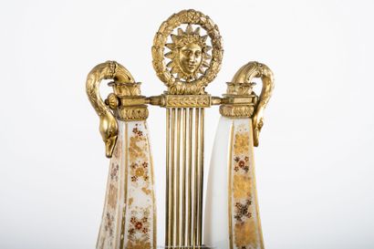 PENDULE LYRE en opaline peinte et dorée,...