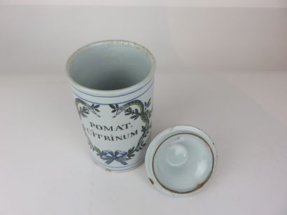 SCEAUX

Pot à pharmacie en faïence orné de...