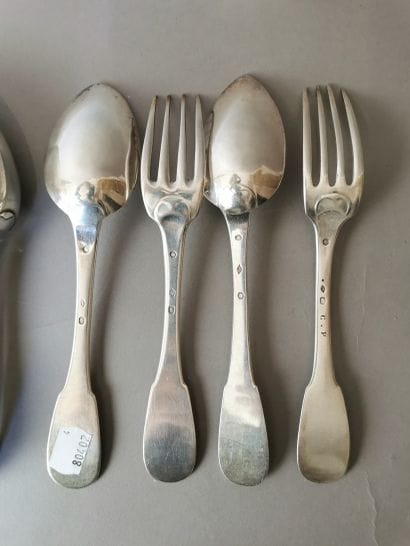 ENSEMBLE FORMANT DIX-HUIT COUVERTS DE TABLE...
