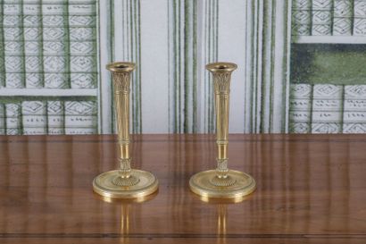 PAIRE DE BOUGEOIRS de forme cornet en bronze...