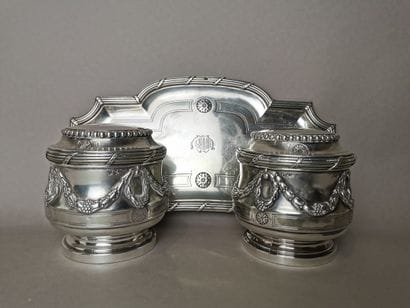 PAIRE DE BOITES DE TOILETTE SUR UN PLATEAU...