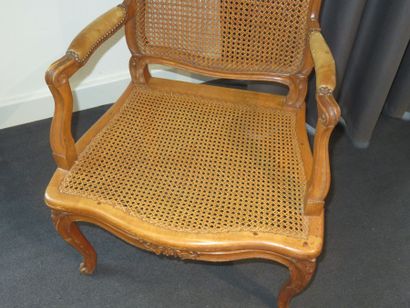 FAUTEUIL en hêtre mouluré et sculpté à assise...