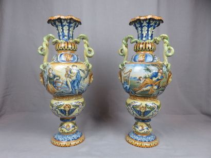 PAIRE DE GRANDS VASES en faïence à décor...