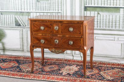 COMMODE SAUTEUSE en noyer, placage de noyer,...