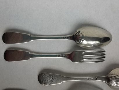 DEUX CUILLERS A SOUPE ET DEUX FOURCHETTES...