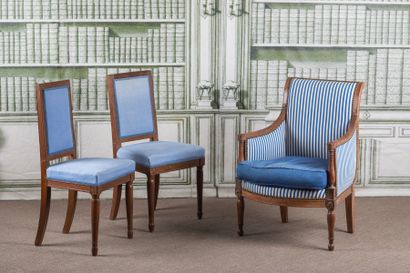 PAIRE DE CHAISES ET BERGERE en hêtre mouluré....