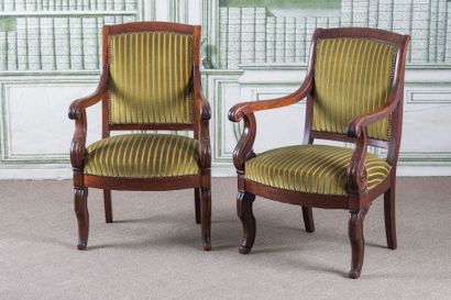 PAIRE DE FAUTEUILS en acajou et placage d'acajou,...