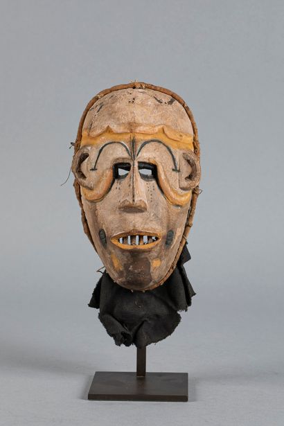 Masque facial, le visage s’ nscrit dans un...